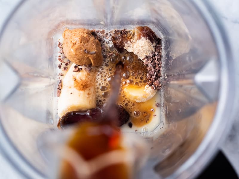 Mocha Maca Oat Milk Smoothie | The Kitchen Paper